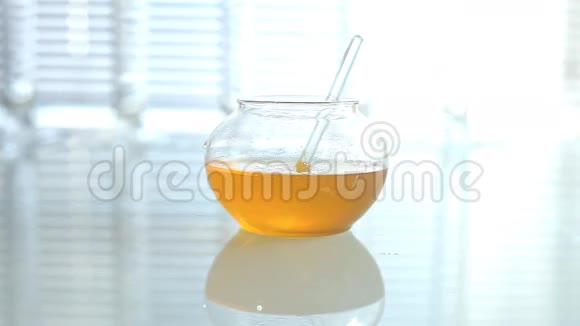 蜂蜜倒进玻璃桶里特写视频的预览图