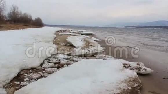冰在海滩河运动视频的预览图