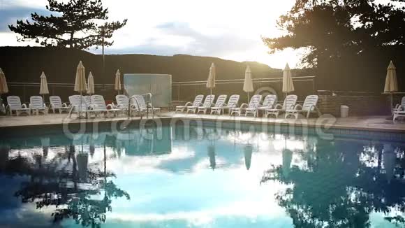 秋天豪华度假村一个游泳池的冷镜头视频的预览图