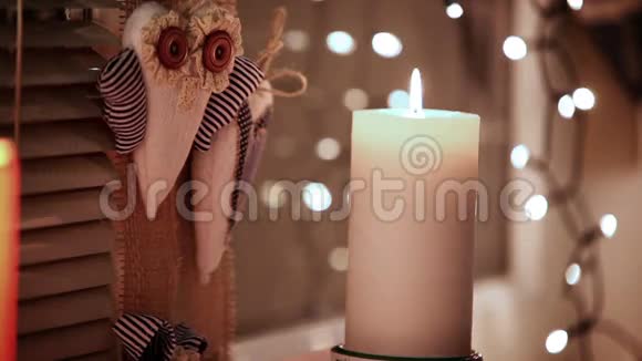 一段圣诞蜡烛燃烧的画面和美丽的点缀视频的预览图
