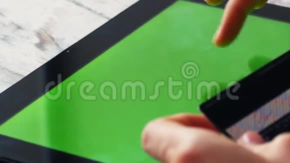 女士正在网上购物与平板电脑空的绿色屏幕视频的预览图