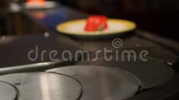 寿司店里的盘子里的寿司视频的预览图