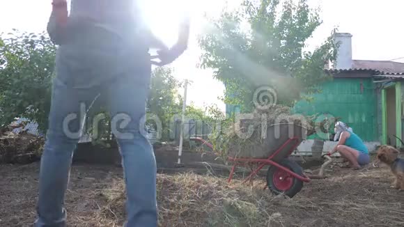 劳动男女园艺打扫草地园农业工作农夫给垃圾的生活方式和草视频的预览图