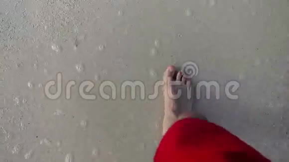 年轻人光着脚在海滩上散步视频的预览图