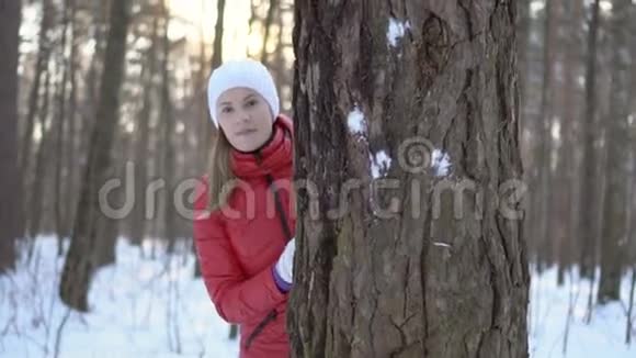美丽的年轻女子在冬季公园玩得很开心打雪球微笑慢动作录像视频的预览图
