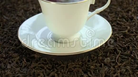 茶托上的瓷杯里的热茶视频的预览图
