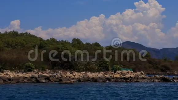 蓝天白云的石岸景色视频的预览图