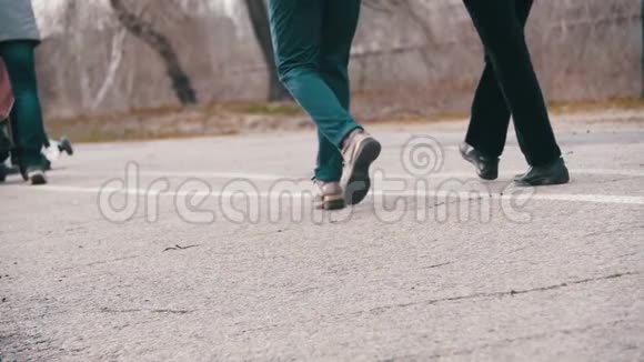 人们在公园里散步的腿慢动作视频的预览图