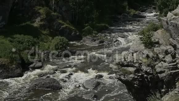 河流在岩石中流动视频的预览图