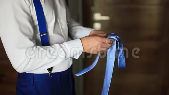 系领带的人新郎系领带婚礼新郎通道视频的预览图