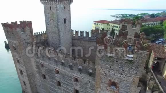 空中观景锡尔米恩的斯卡利格城堡意大利加尔达湖4K视频的预览图