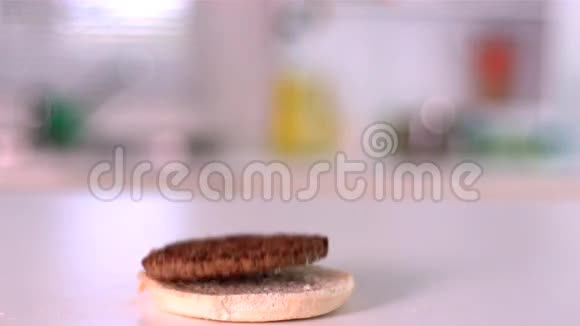 厨房里的汉堡掉在面包上视频的预览图
