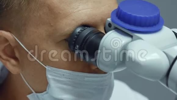 专业牙科检查病人显微镜视频的预览图