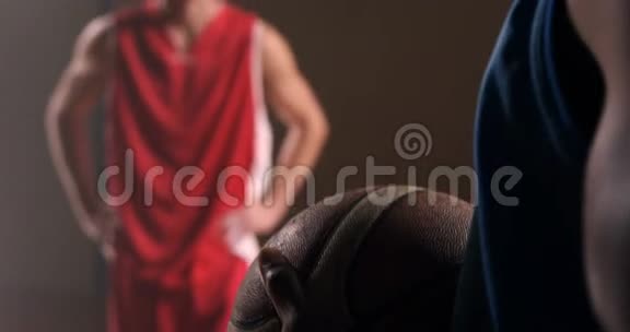 运动员手持篮球的特写视频的预览图