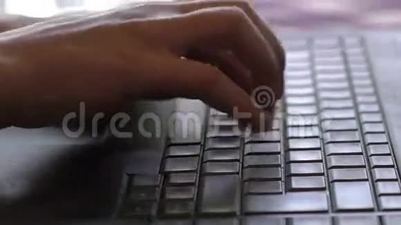 在咖啡馆里女人用手在电脑键盘上弹奏视频的预览图
