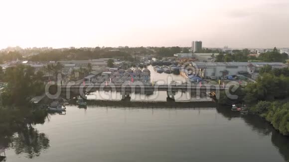 PhuQuoc岛河流4KDrobe拍摄的渔船视频的预览图