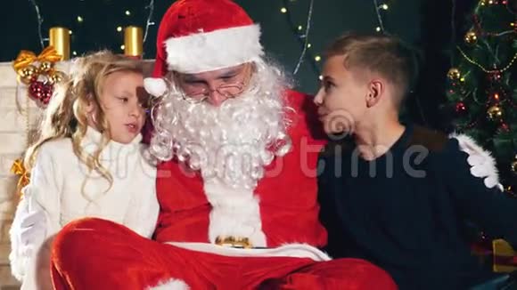 圣诞老人和孩子们围着装饰好的圣诞树愿望清单视频的预览图