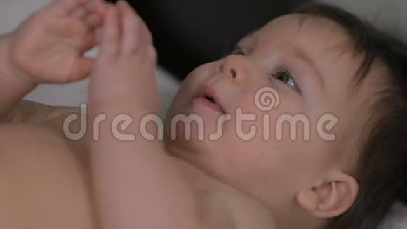 一岁的女婴正在接受女性按摩师的按摩视频的预览图