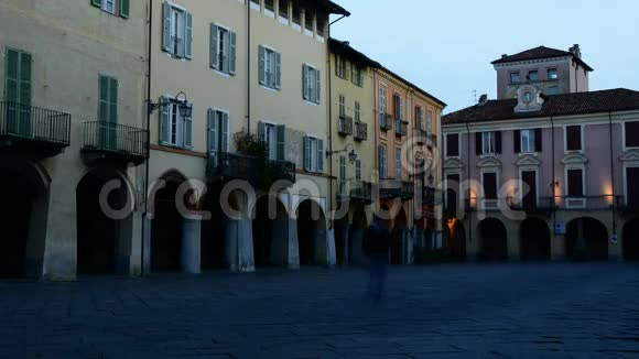 意大利皮埃蒙特的PiazzoBiella古镇的一条街视频的预览图