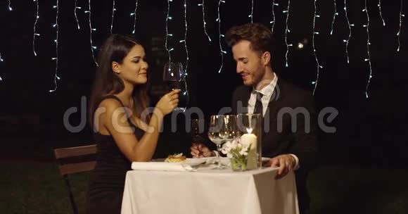 浪漫的情侣在优雅的餐厅用餐视频的预览图