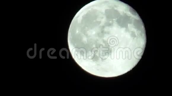 在温暖的夜晚朦胧的天空中的月亮视频的预览图