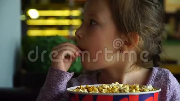 一个正在吃爆米花的女孩视频的预览图