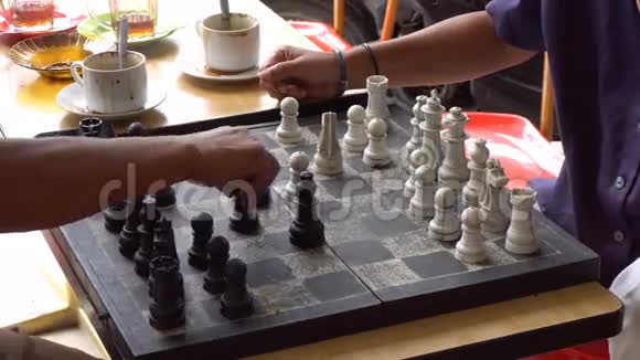 亚洲男性手下棋视频的预览图