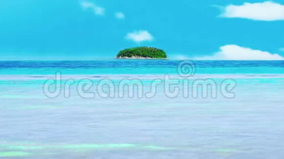 热带海洋海浪在阳光明媚的阳光下在海滩上运动有海陆岛视频的预览图