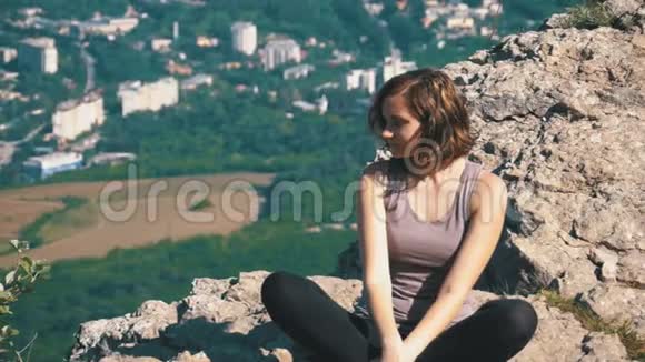落基山山顶上的女游客视频的预览图
