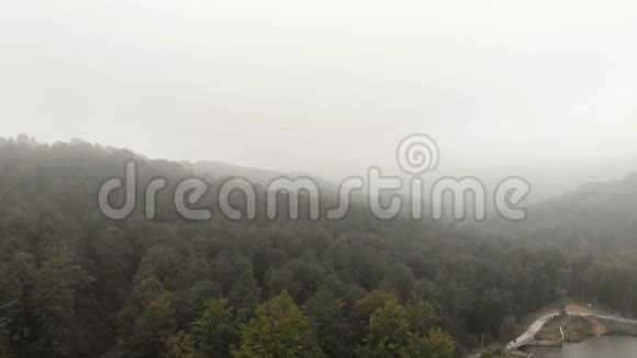 雾中高可山湖的鸟瞰图视频的预览图