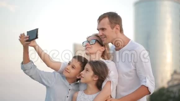 幸福微笑的家庭做自拍人们在手机上拍照视频的预览图