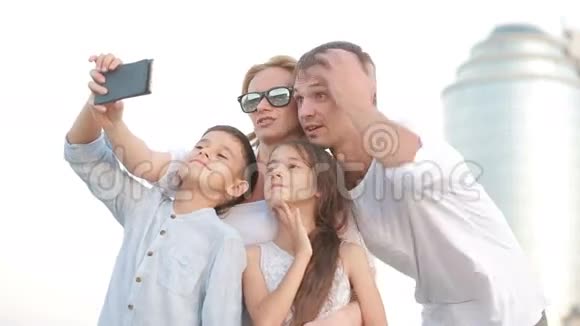 幸福微笑的家庭做自拍人们在手机上拍照视频的预览图