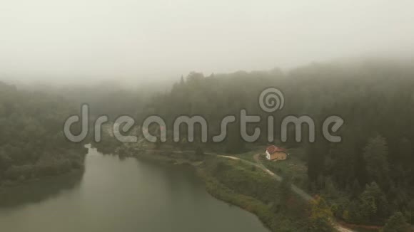 雾中高可山湖的鸟瞰图视频的预览图