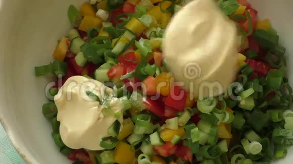 加蛋黄酱的新鲜蔬菜沙拉视频的预览图