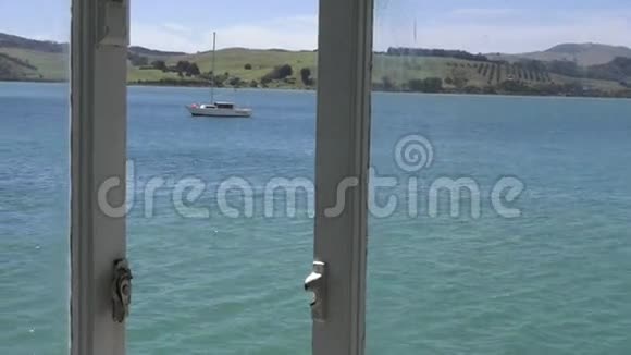帆船窗外的风景视频的预览图