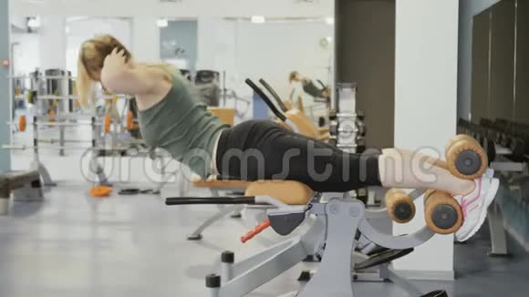 年轻女子在健身房训练器械视频的预览图