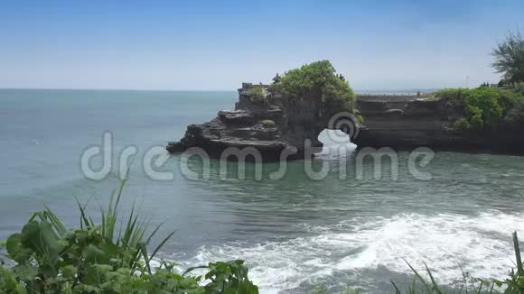 塔纳罗得寺印度尼西亚巴厘岛最重要的印度教寺庙视频的预览图