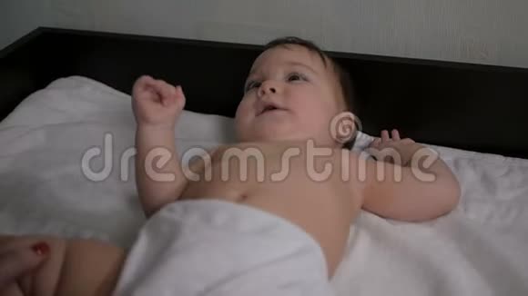 一岁的女婴正在接受女性按摩师的按摩视频的预览图