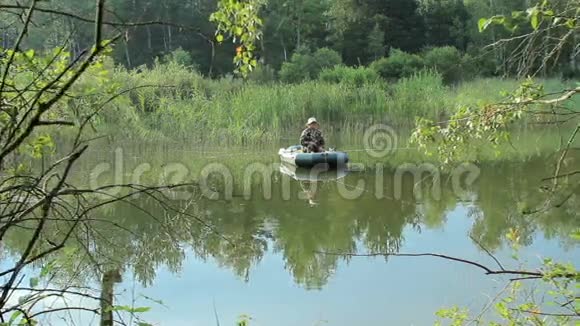 渔夫乘一艘充气船在河上漂浮用滑块移动相机野外活动视频的预览图