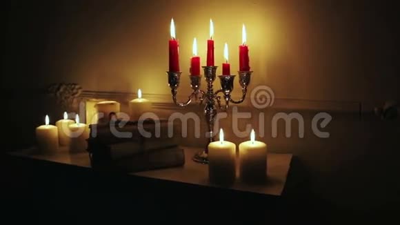 在烛台上放蜡烛的老式旧书视频的预览图