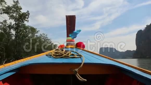 木长尾船沿着河流漂浮视频的预览图
