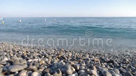 潮水中的海滩卵石视频的预览图