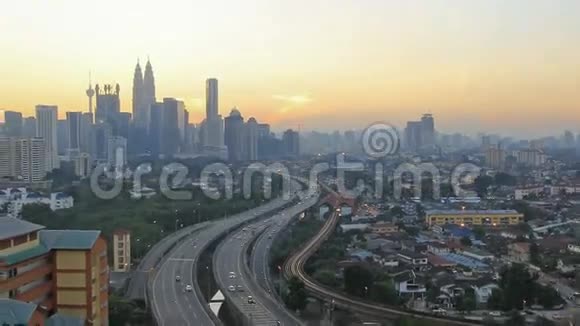 吉隆坡安邦高架高速公路AKLEH与马来西亚城市天际线在日落蓝小时时间推移视频的预览图