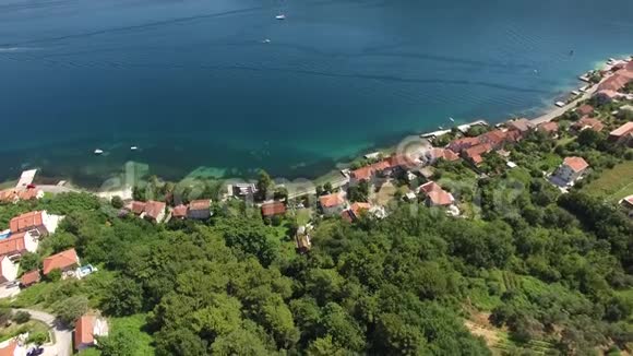 在彼得罗瓦茨镇有一个码头和沿海住宅的城市沙滩空中景观视频的预览图