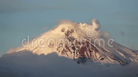 堪察加半岛阿瓦查活火山锥顶火山喷气活动视频的预览图