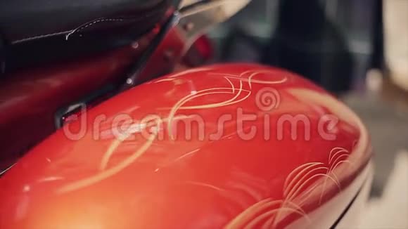 摩托车亮红色图案油箱视图金色线条夏日Bikers视频的预览图