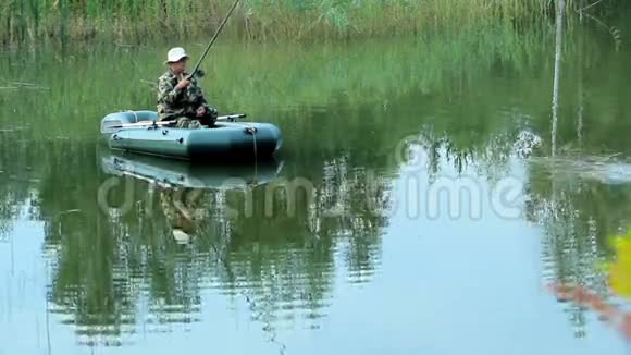 渔夫乘一艘充气船在河上漂浮用滑块移动相机野外活动视频的预览图