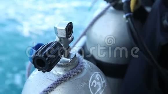 从船上潜水的辅助非粘结氧基圆柱体视频的预览图