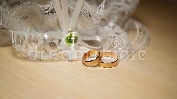 桌子上有两条带花边的结婚戒指视频的预览图