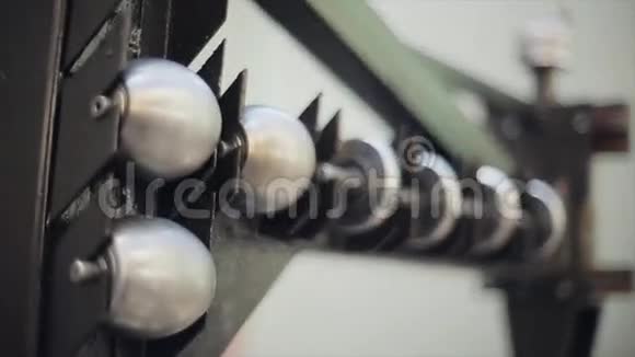 门牙铁洞金属洁净球的观察建筑工程设计详情视频的预览图